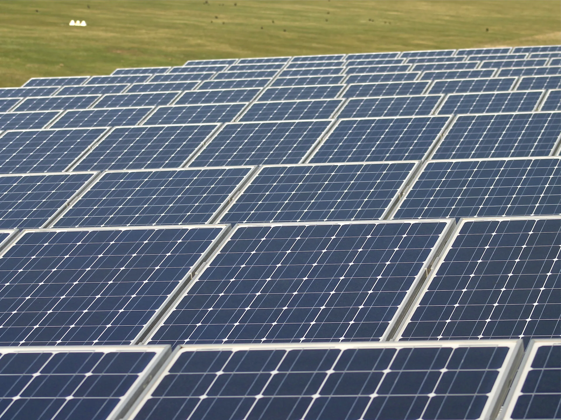 Ein großer Solarpark mit glänzenden, frisch gereinigten Modulen.