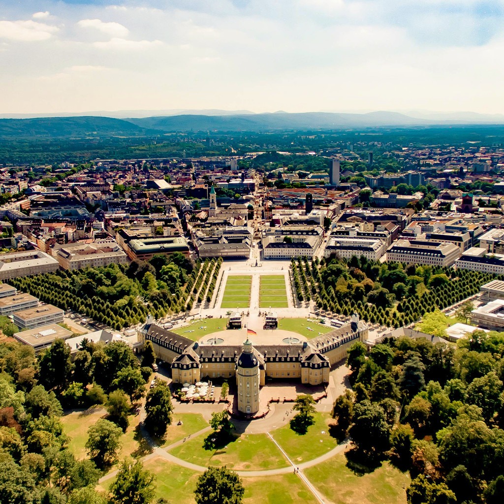 Photovoltaikreinigung-Karlsruhe-Karlsruhe-Schloss-Solarninjas-01 Drohnenaufnahme vom Karlsruher Schloss mit Blick auf die Fächerstadt – Photovoltaikreinigung in Karlsruhe